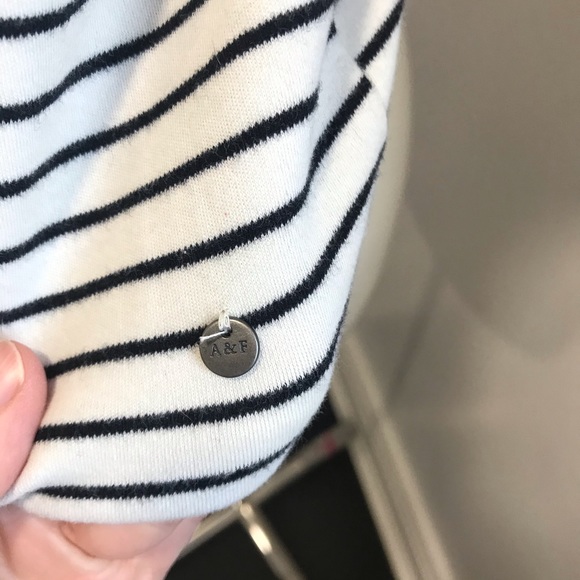 🌸Abercrombie mock neck tee - Picture 3 of 3